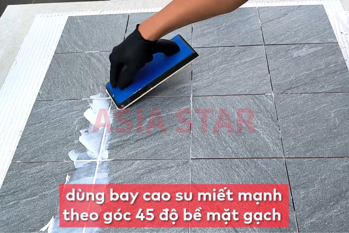 Áp dụng keo vào khe mạch