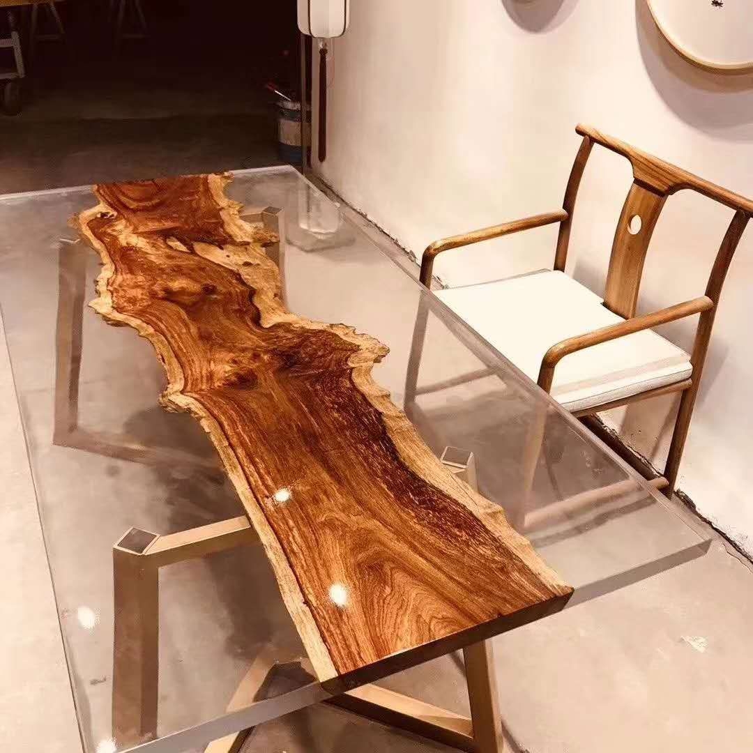 mặt được kết hợp từ kính và keo epoxy trong