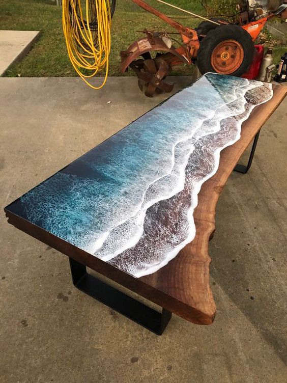 Mặt bàn keo epoxy tạo thành những gợn sóng biển