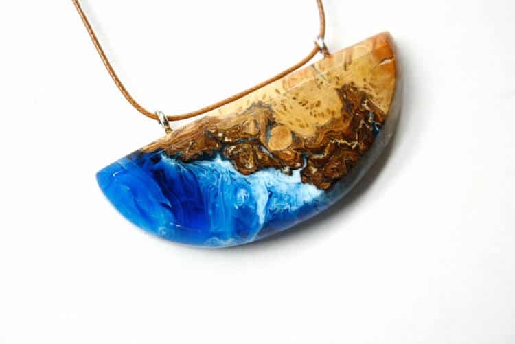mặt dây hình bán nguyệt từ keo epoxy trong