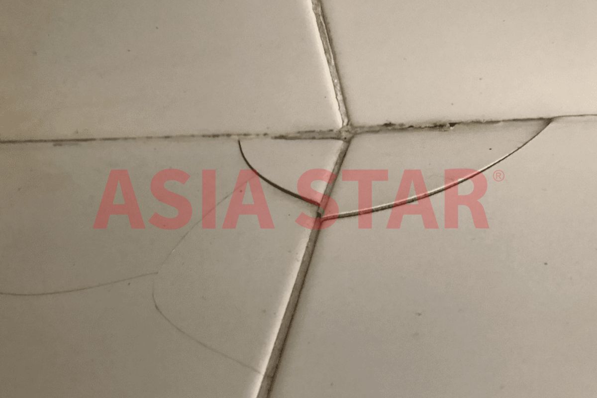 Vết nứt nhỏ trên mép viên gạch