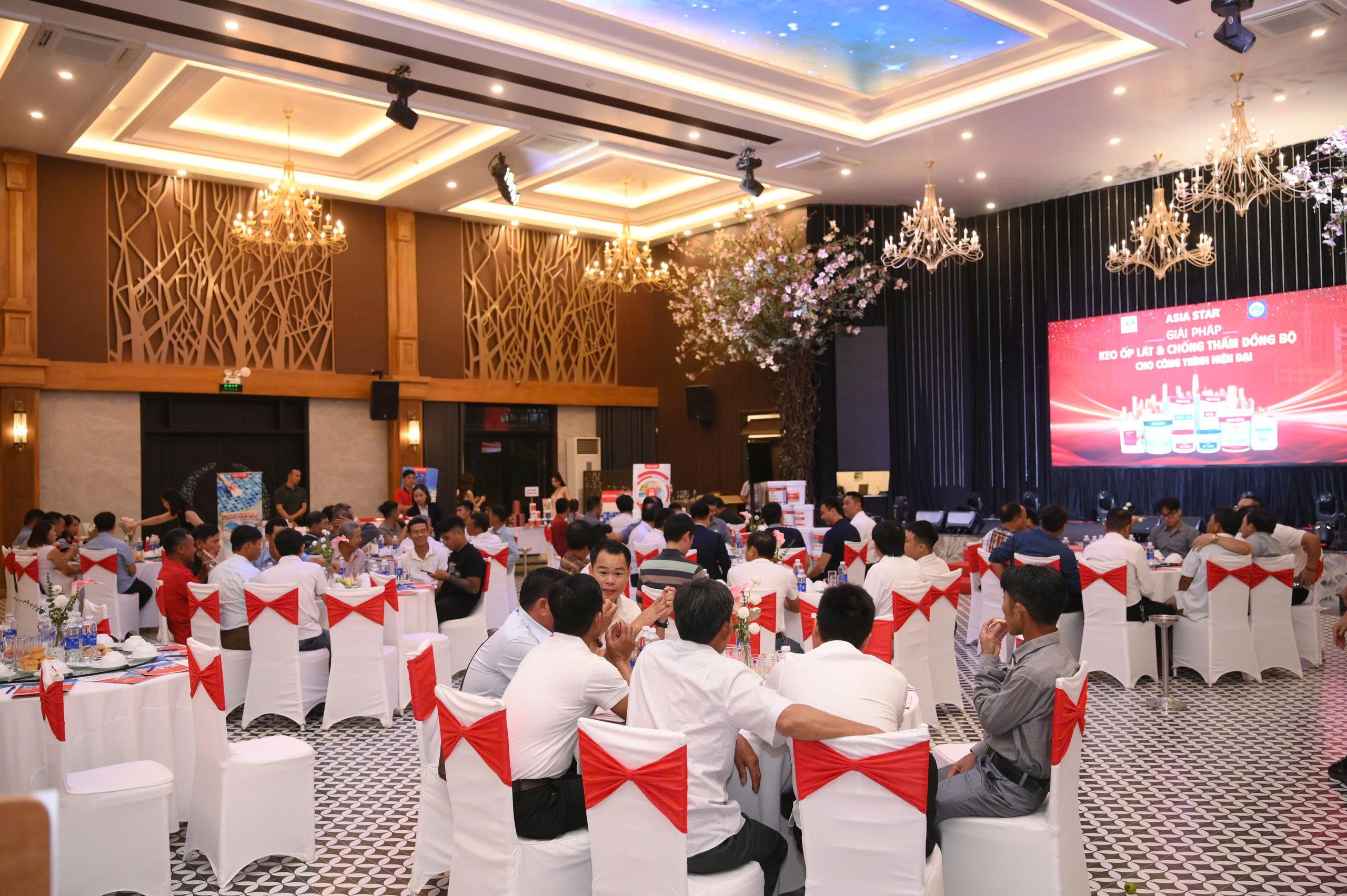 Đối tác trao đổi cùng nhau tại hội nghị